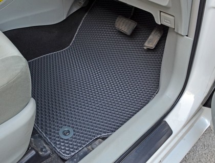 Ворсовые коврики на Toyota Prius Alpha 2011 - 2021 в Москве
